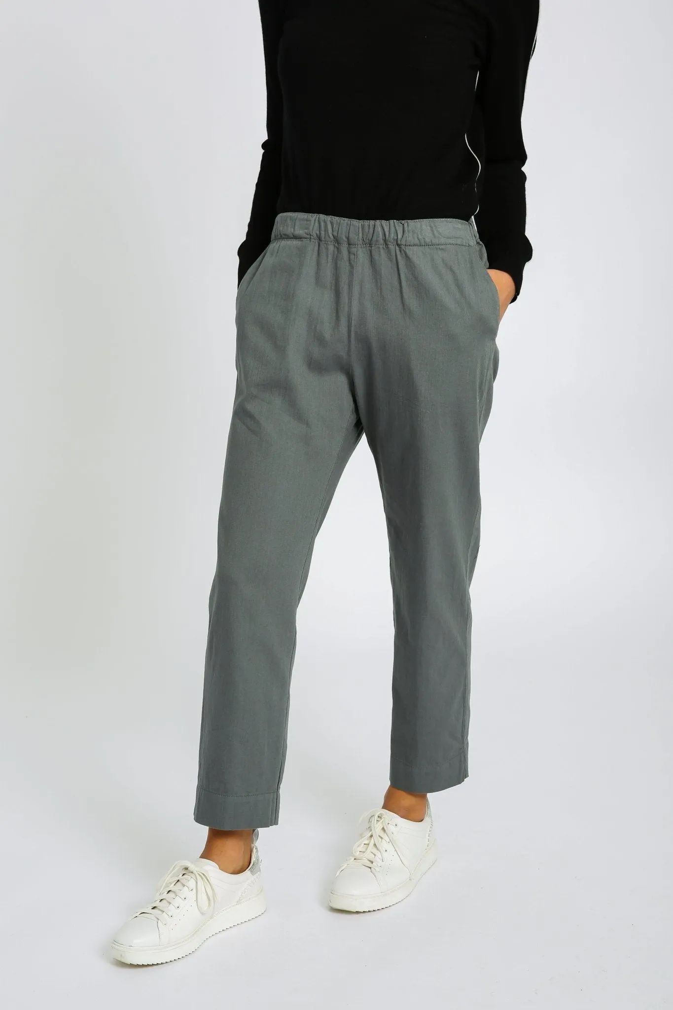 PRESLEY SLIMMING TAPERED LEG PULL-ON PANT IN ITALIAN GARMENT-DYED COTTON